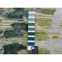 Load image into Gallery viewer, 6&#39;x6&#39; Lafayette With Liveable Green, Crocodile Safari Design, No Border, Hand Knotted 100% Silk, Oriental Round Rug FWR452532