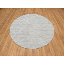 Load image into Gallery viewer, 6&#39;x6&#39; Platinum Gray, Cut and Loop Pile, Hand Spun, Modern, Undyed Natural Wool, Hand Knotted, Round, Oriental Rug FWR545034