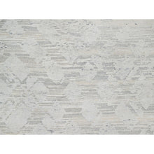 Load image into Gallery viewer, 6&#39;x6&#39; Platinum Gray, Cut and Loop Pile, Hand Spun, Modern, Undyed Natural Wool, Hand Knotted, Round, Oriental Rug FWR545034