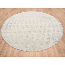 Load image into Gallery viewer, 11&#39;9&quot;x11&#39;9&quot; Tone on Tone Repetitive Curvilinear Design Hand Knotted Undyed Natural Wool Ivory Oriental Round Rug FWR380274